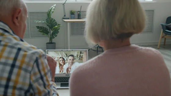 Бабушка и дедушка общаются с семьёй по видеосвязи